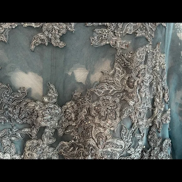 Beautiful dress - Picture 3 of 6